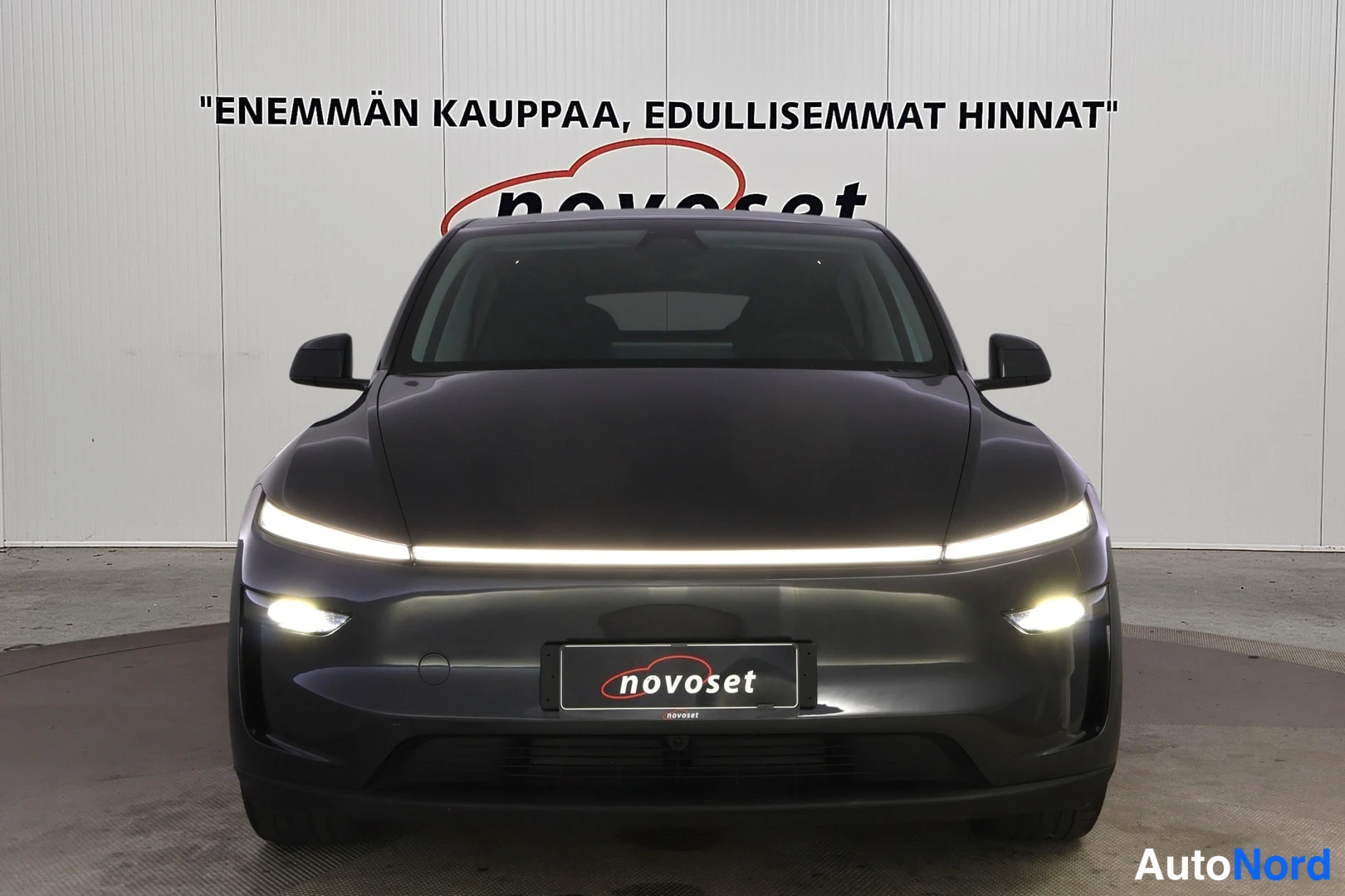 Harmaa Tesla Model Y 2025, edestä, kuva 3