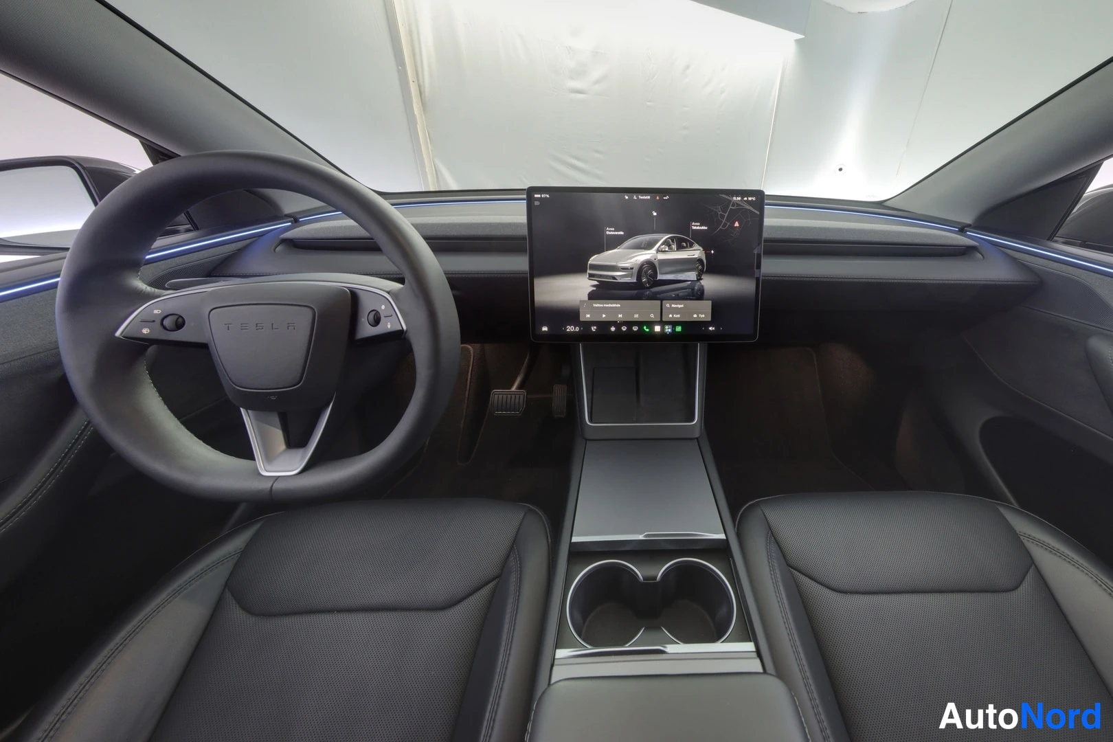 Harmaa Tesla Model Y 2025, ohjaamo, kuva 7