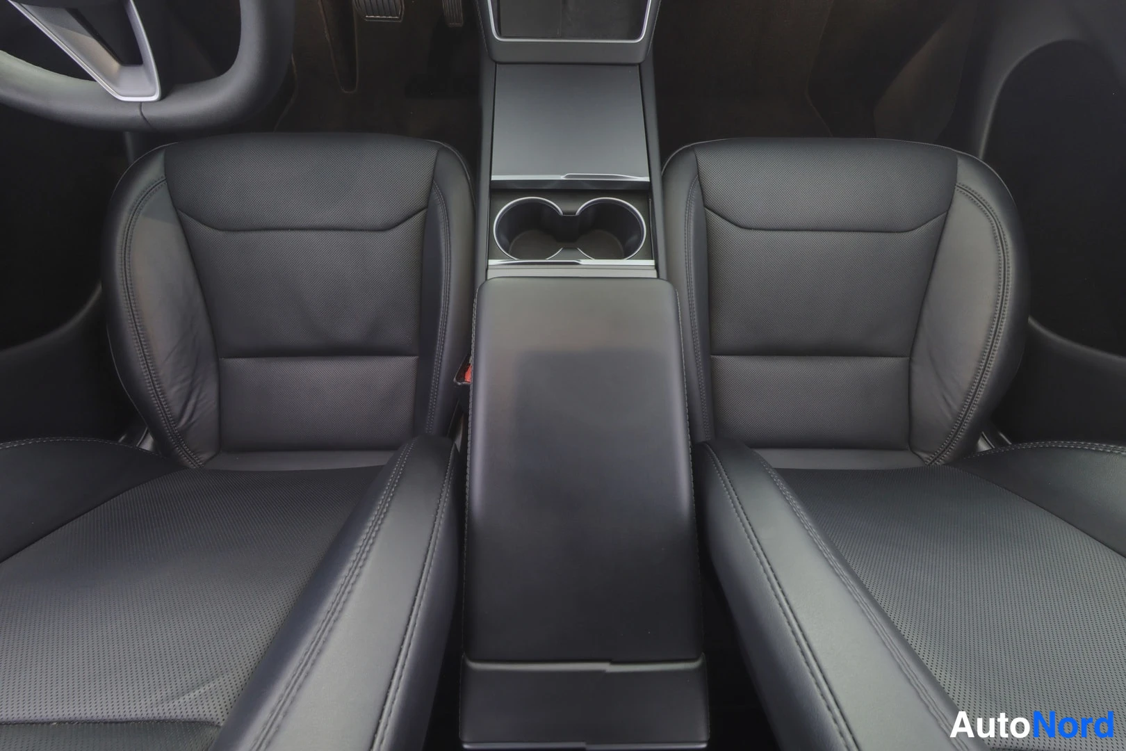 Harmaa Tesla Model Y 2025, etuistuimet, kuva 15