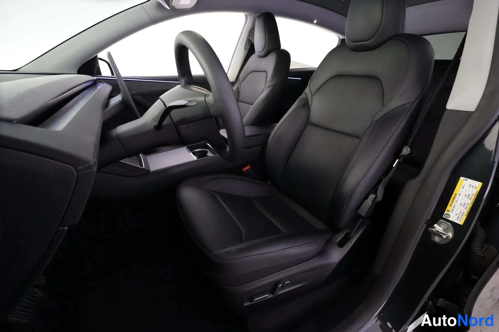 Harmaa Tesla Model Y 2025, ohjaamo, kuva 10