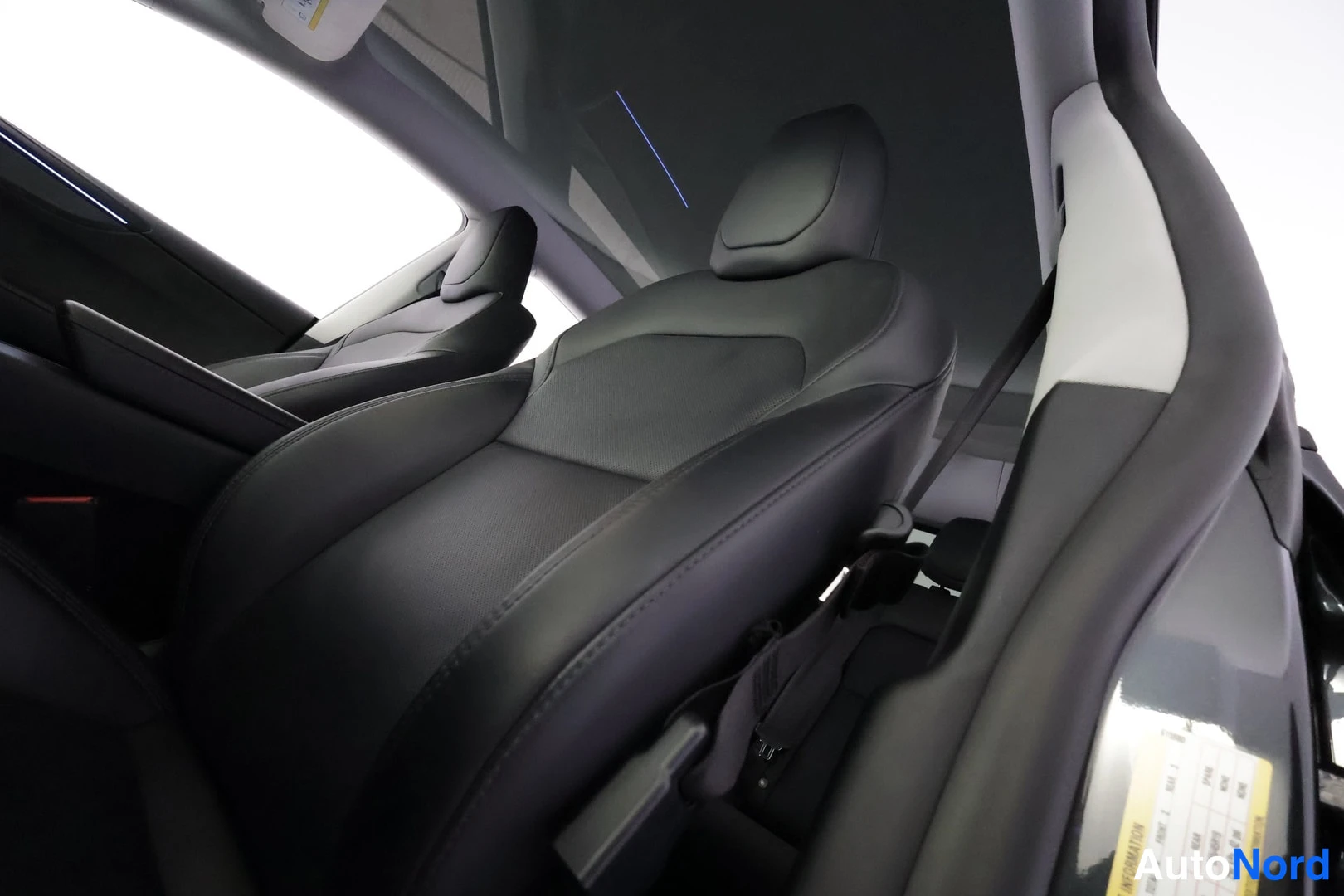 Harmaa Tesla Model Y 2025, etuistuimet, kuva 16