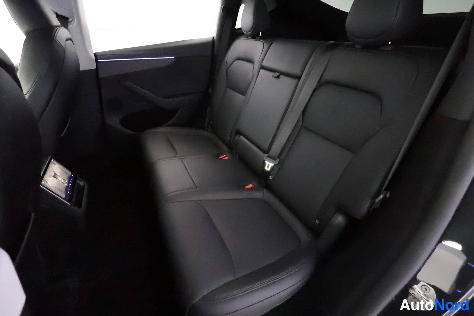 Harmaa Tesla Model Y 2025, takaistuimet, kuva 18