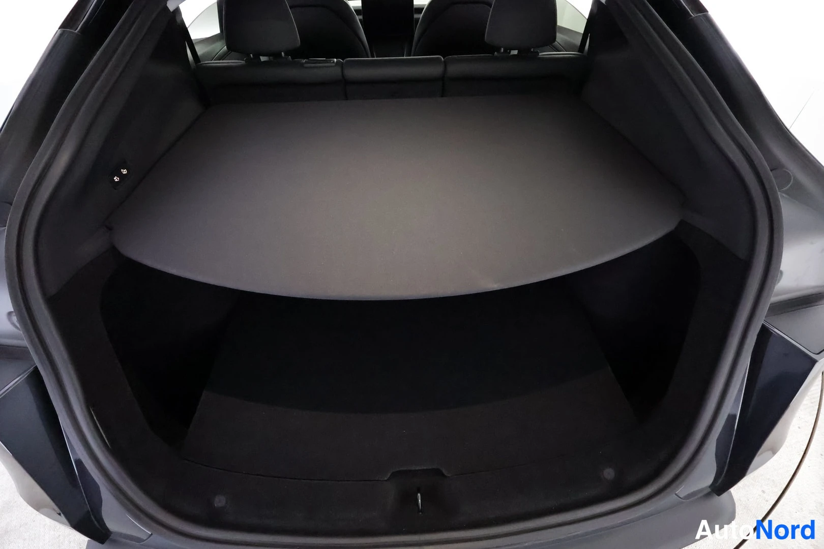 Harmaa Tesla Model Y 2025, tavaratila, kuva 24