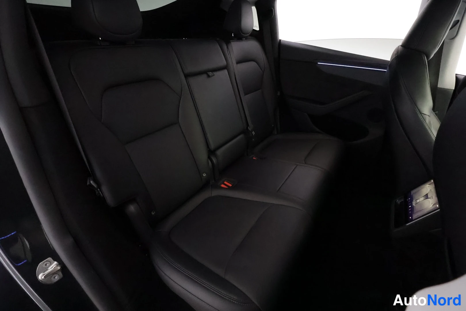 Harmaa Tesla Model Y 2025, takaistuimet, kuva 23