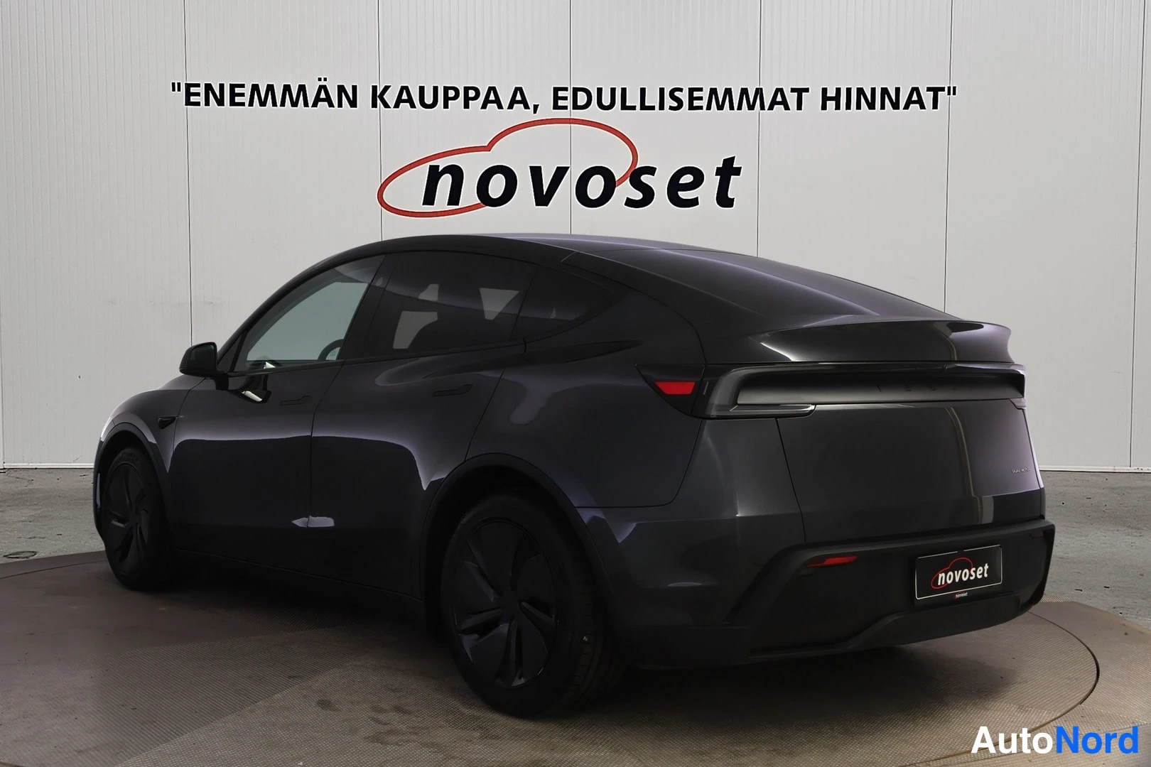 Harmaa Tesla Model Y 2025, takaviisto, kuva 4