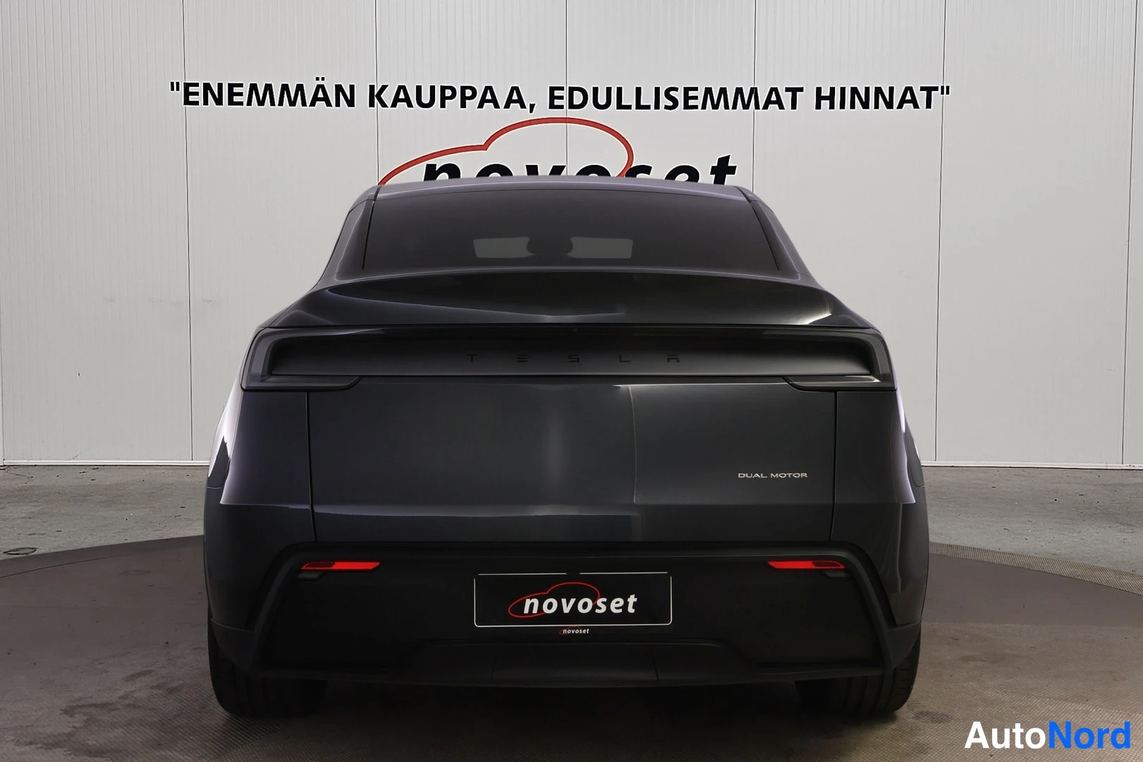 Harmaa Tesla Model Y 2025, takaa, kuva 6