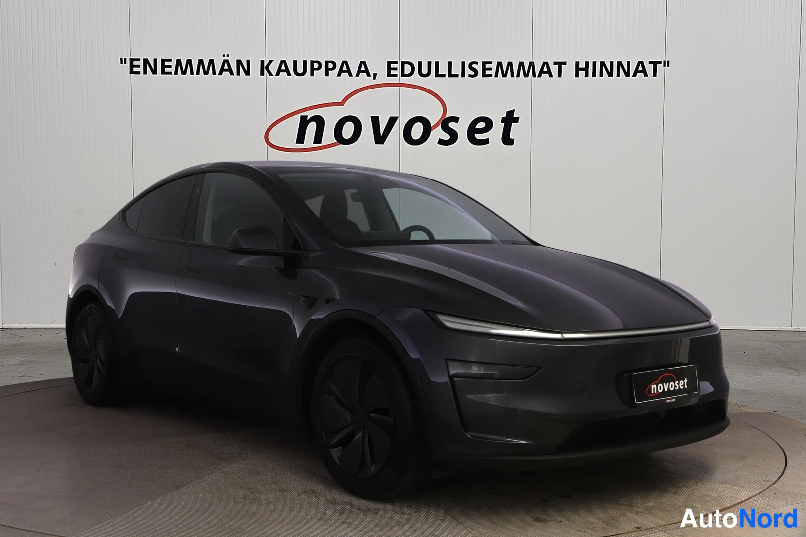 Harmaa Tesla Model Y 2025, etuviisto, keula oikealle, kuva 2