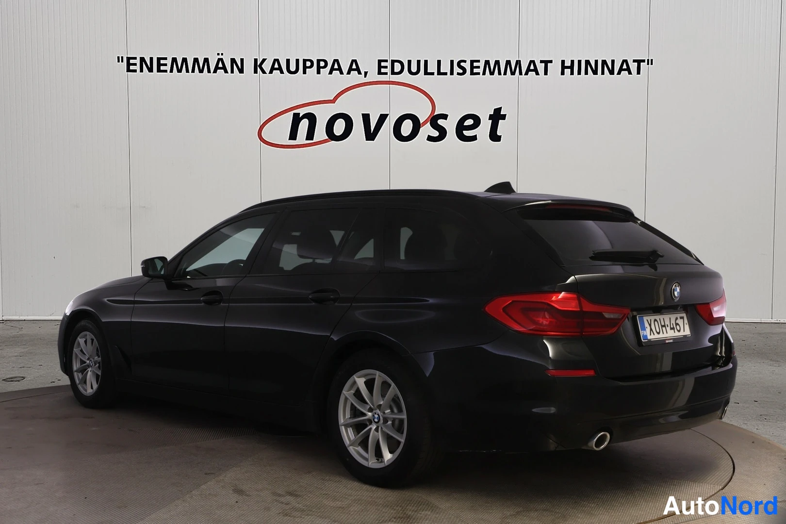Takaviisto: Rear three-quarter view of a black BMW station wagon showing the rear and driver's side flank.