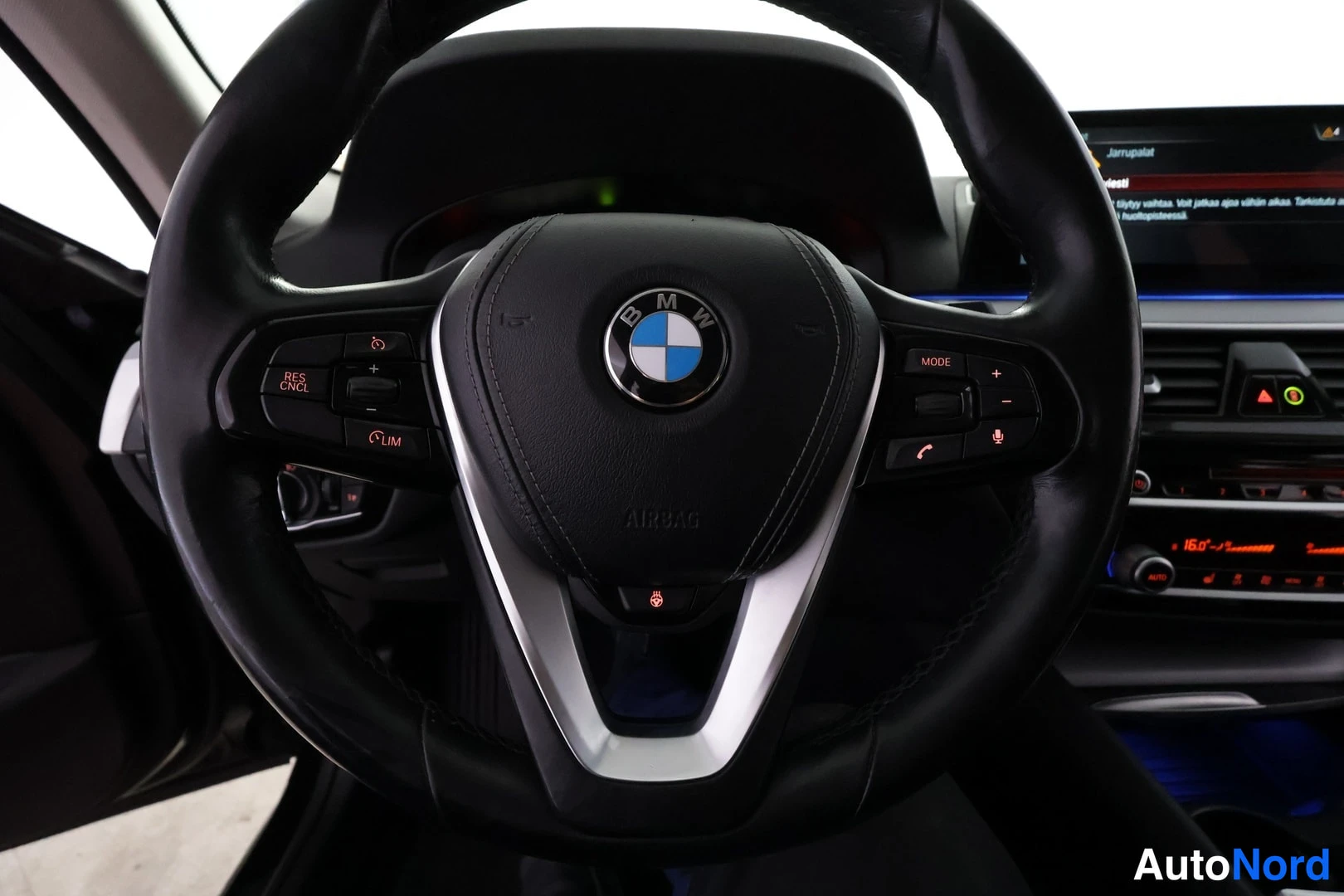 Muu: BMW-merkillä varustettu ohjauspyörä, jossa risteilytstraightimen (RES CNCL, LIM) ja monitoimipainikkeet; keskellä AIRBAT-teksti.