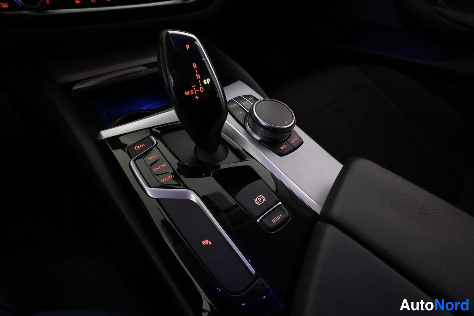 Muu: Automaattivaihteiston valitsin (P R N D, M/S) ja keskikonsoli, jossa iDrive-ohjain sekä napit SPORT, COMFORT, ECO PRO, AUTO H ja P.