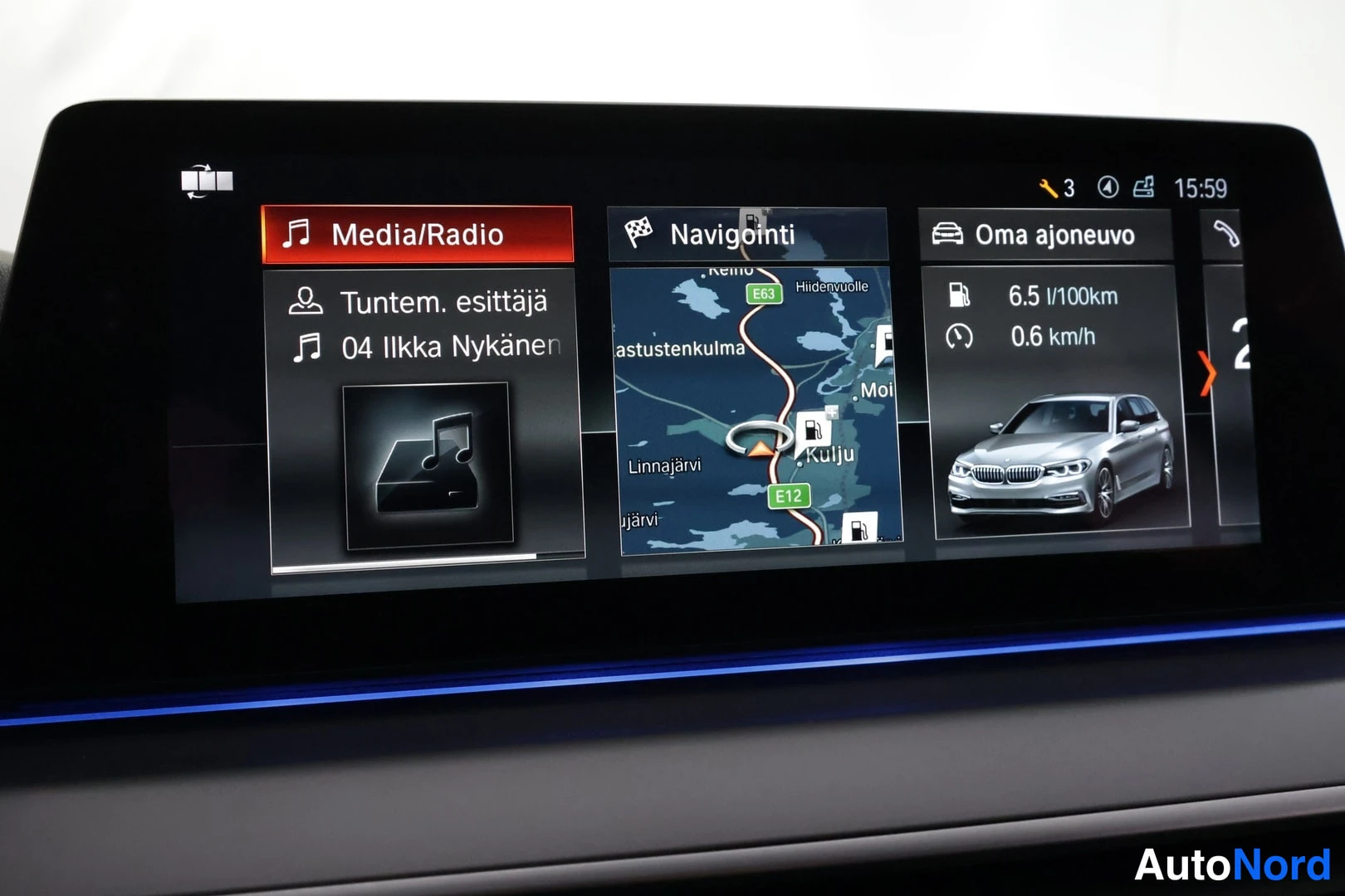 Yksityiskohta: Infotainment-näyttö Media/Radio-, Navigointi- ja Oma ajoneuvo -valikoilla; kulutus 6,5 l/100 km.