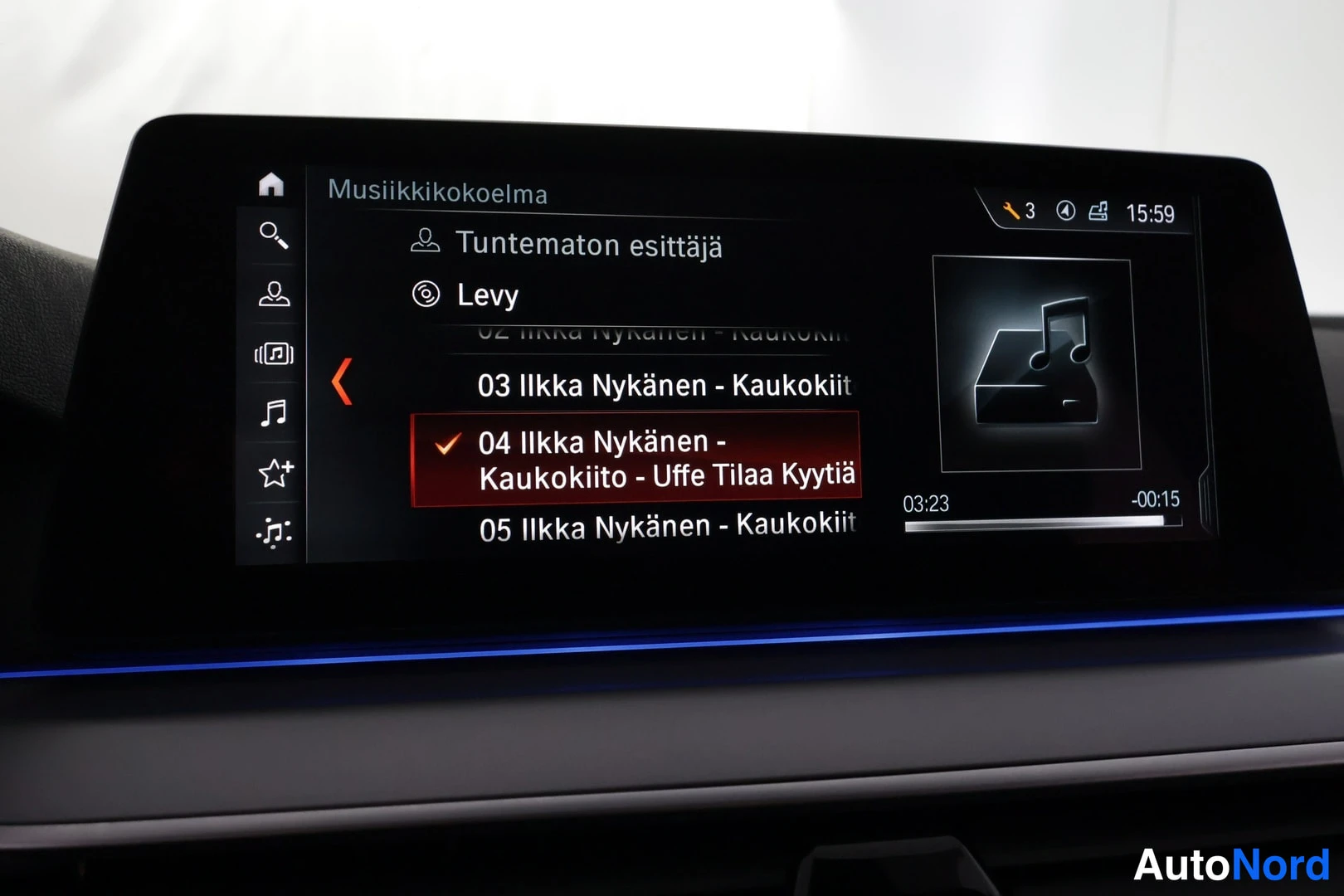 Yksityiskohta: Infotainment-näytön Musiikkikokoelma-näkymä, jossa valittuna kappale 04 Ilkka Nykänen – Kaukokiito - Uffe Tilaa Kyytiä, toiston kesto 03:23.