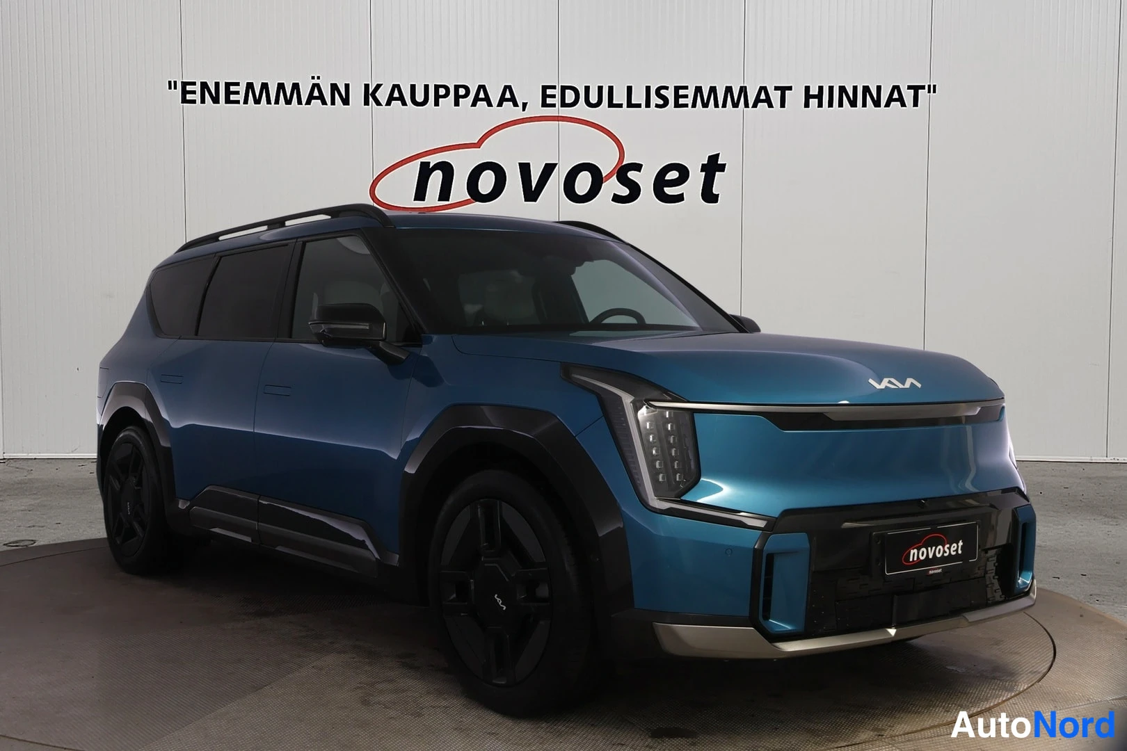 Sininen KIA EV9 2024, etuviisto, keula oikealle, kuva 2