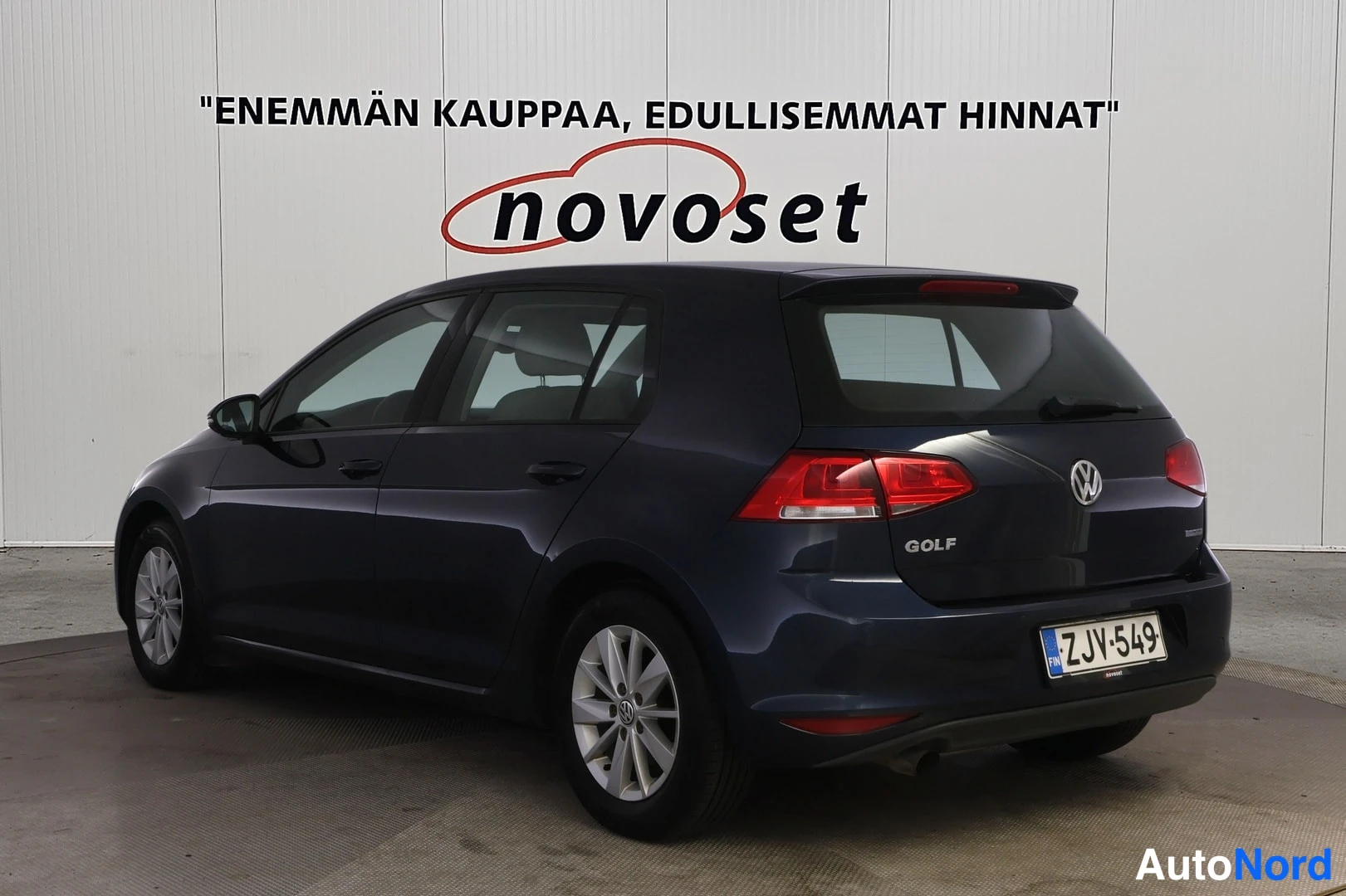 Takaviisto: Tummansininen Volkswagen Golf kuvattuna takakulmasta; takavalojen rivistö, GOLF-merkintä takaluukussa ja rekisteritunnus näkyvissä.