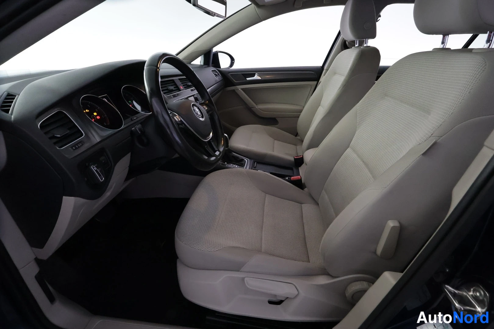 Etuistuimet: Side view inside the cabin showing the front passenger seat with headrest in detail