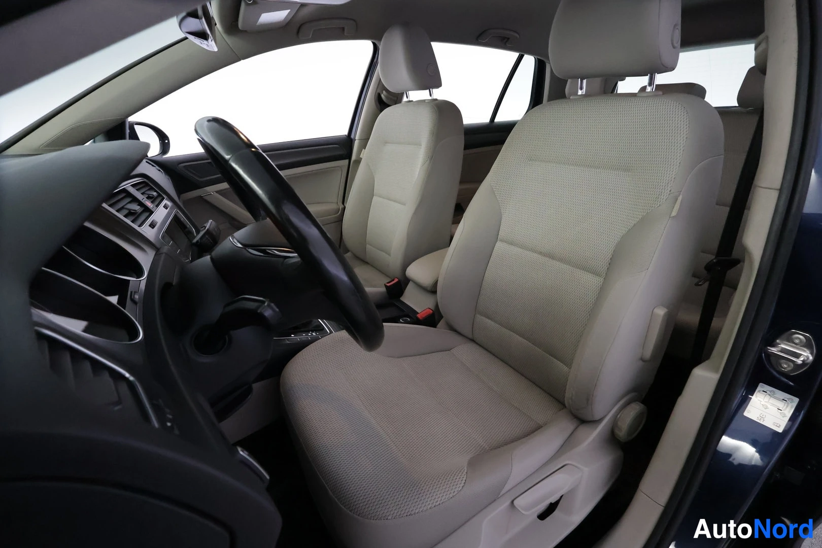 Etuistuimet: Detailed shot of the driver's seat and steering wheel from the open door perspective