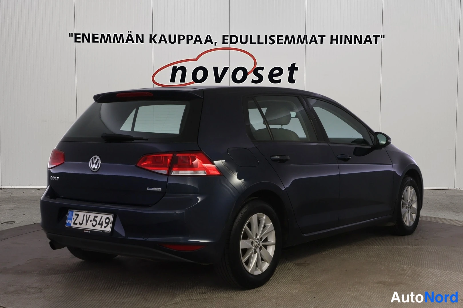 Takaviisto: Tummansininen Volkswagen Golf kuvattuna takakulmasta; takavalojen rivistö, GOLF-merkintä ja rekisteritunnus näkyvissä.