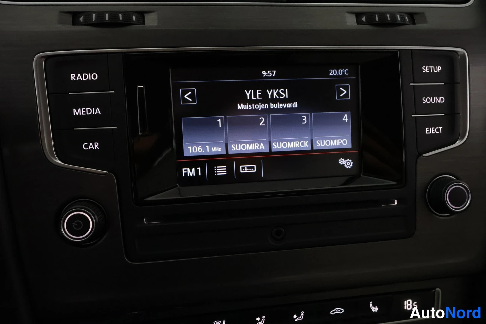 Muu: Sisäkuva radionäytöstä: kuunnellaan YLE YKSI (Muistojen bulevardi) taajuudella 106.1 MHz, esivalinnat SUOMIRA, SUOMIRCK ja SUOMIPO; napit RADIO, MEDIA, CAR, SET