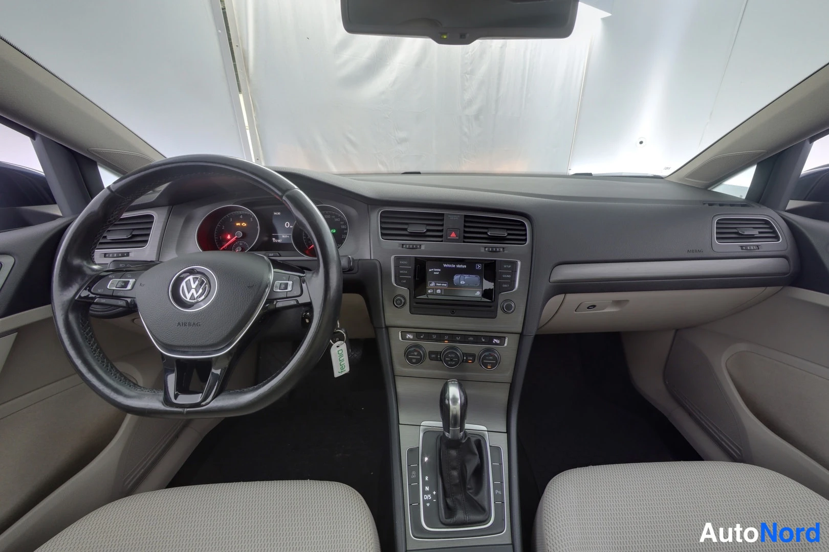 Ohjaamo: Interior cabin showing dashboard, steering wheel with multifunction buttons, centre console with touchscreen infotainment, gear selector and front seats.