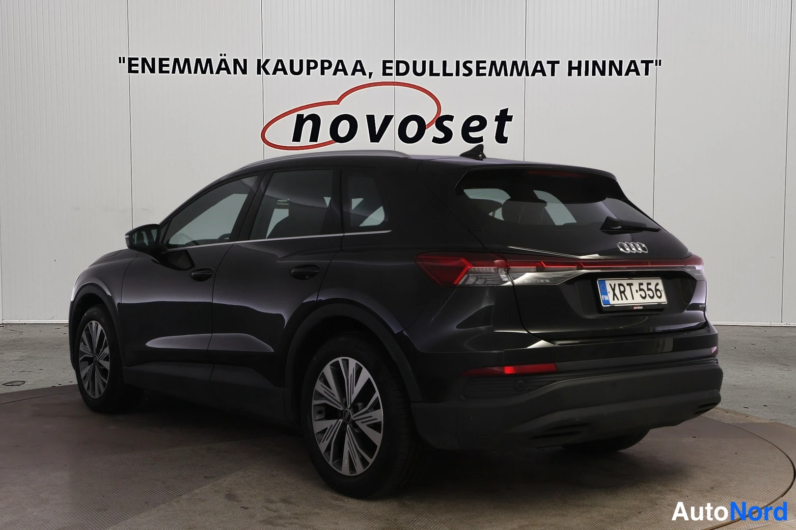 Takaviisto: Mustan Audi Q4:n takanurkkukuvasta näkyy vasen sivu ja takakori, takavalot ja rekisteritunnus erottuvat.