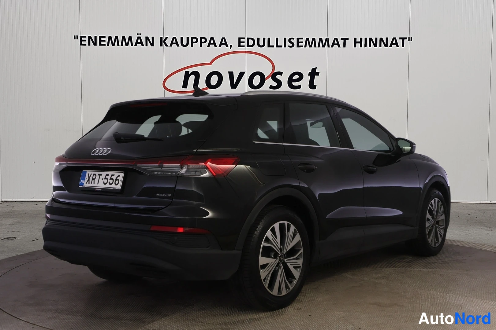 Takaviisto: Mustan Audi Q4:n takanurkkukuvassa näkyvät takakori ja oikea sivu, takavalot ja rekisteritunnus erottuvat.