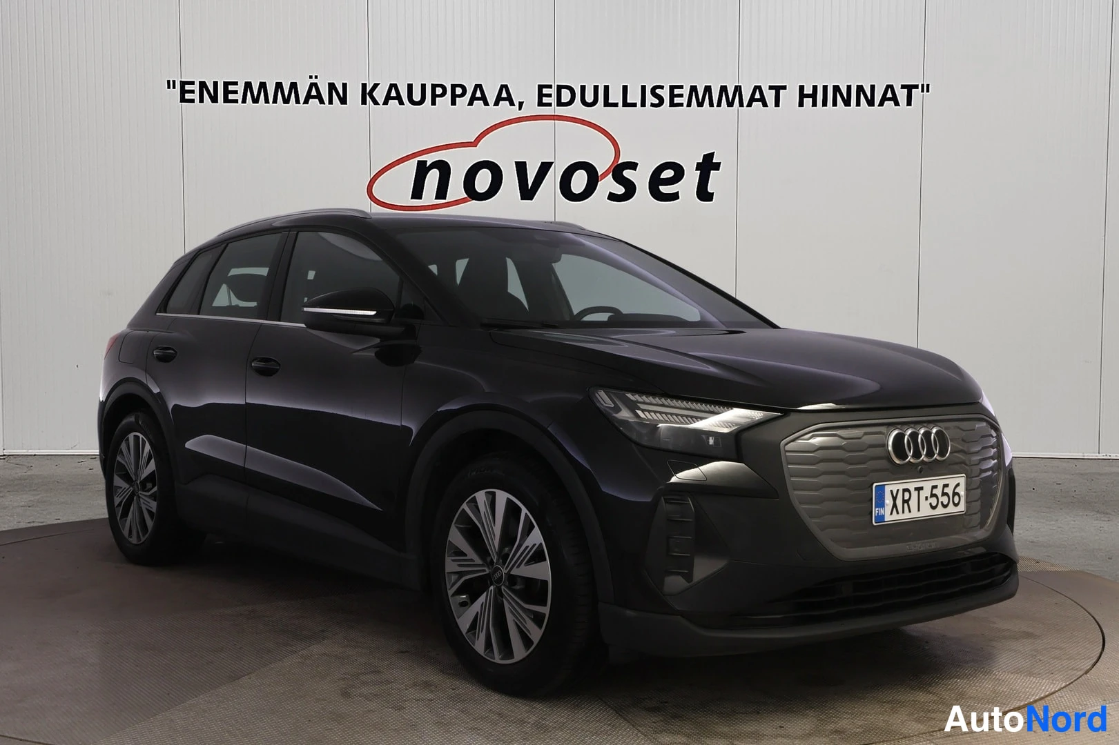 Etuviisto, nokka oikealle: Musta Audi Q4 e-tron -maasturi kolmekymmenesneljä-pakuotteessa edessä oikealta, rekisterikilpi.