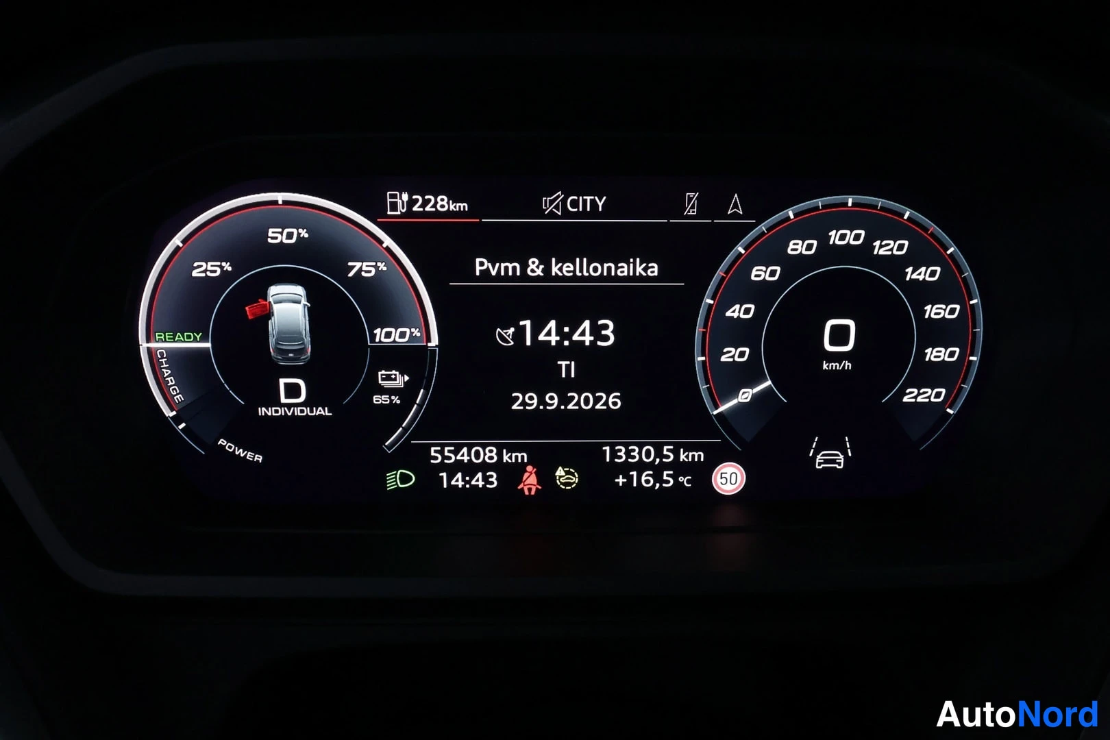 Muu: Digitaalinen mittaristo: lataustilanne 50 %, D-valinta, 228 km toimintaetäisyys, ajo lukema 55408 km, kellonaika 14:43 ja ulkolämpötila +16,5 °C.