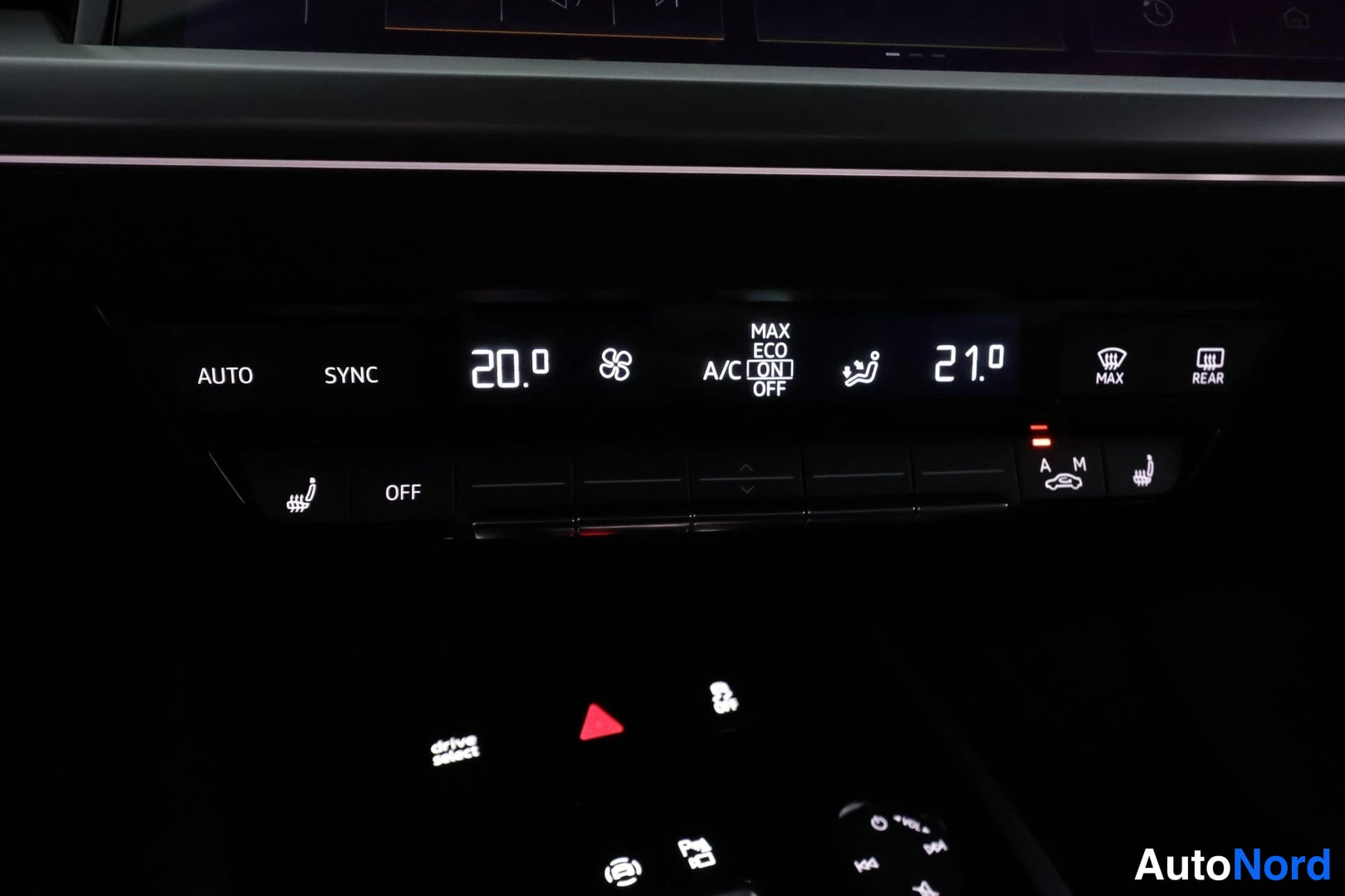 Yksityiskohta: Lähikuva ilmastoinnin ohjauspaneelista: AUTO, SYNC, lämpötilat 20,0 ja 21,0, A/C-kytkin, MAX ECO -tilat sekä takalasin lämmitys (REAR).