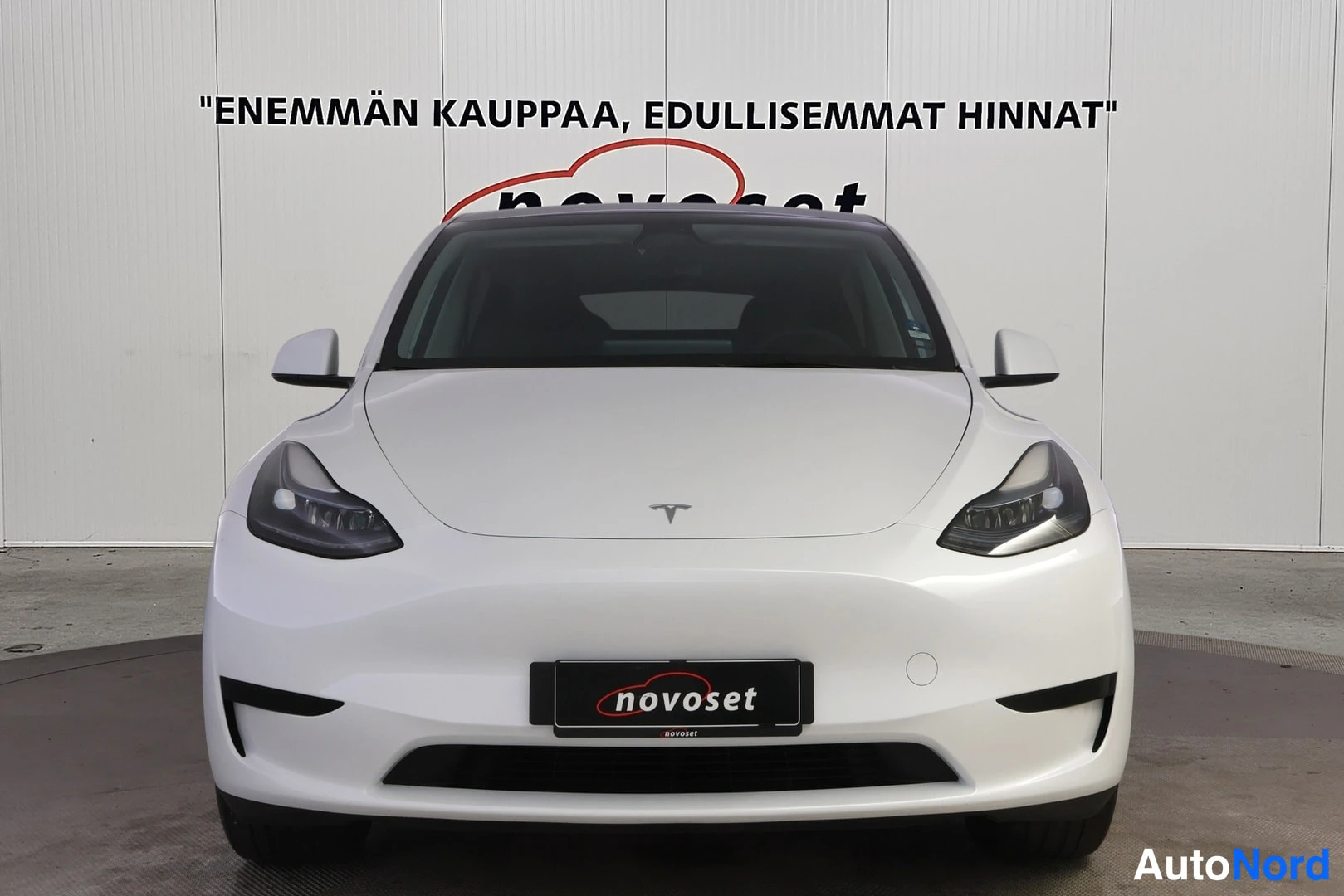 Valkoinen Tesla Model Y 2023, edestä, kuva 3