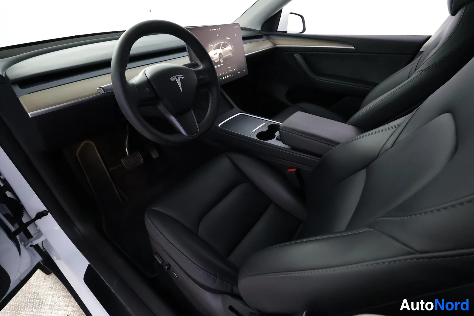 Valkoinen Tesla Model Y 2023, ohjaamo, kuva 9