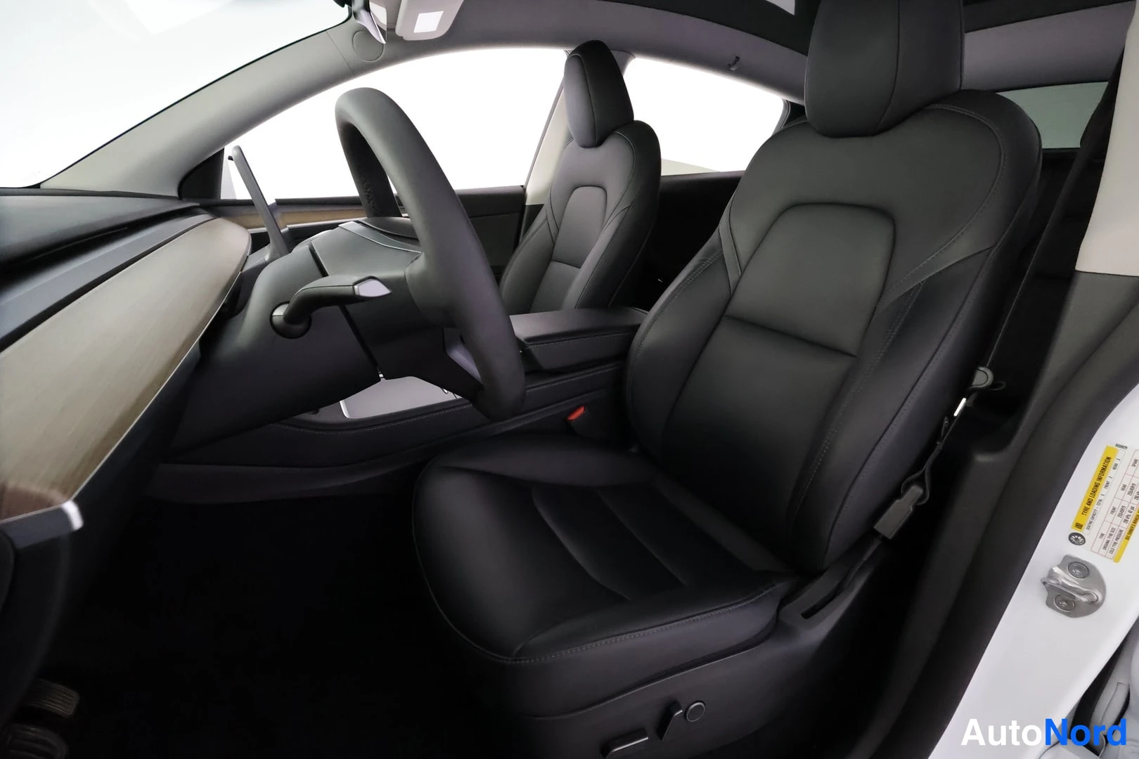 Valkoinen Tesla Model Y 2023, ohjaamo, kuva 11