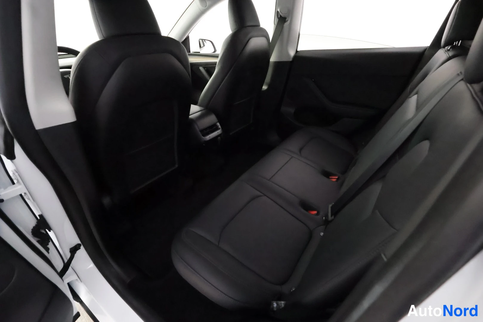 Valkoinen Tesla Model Y 2023, takaistuimet, kuva 18