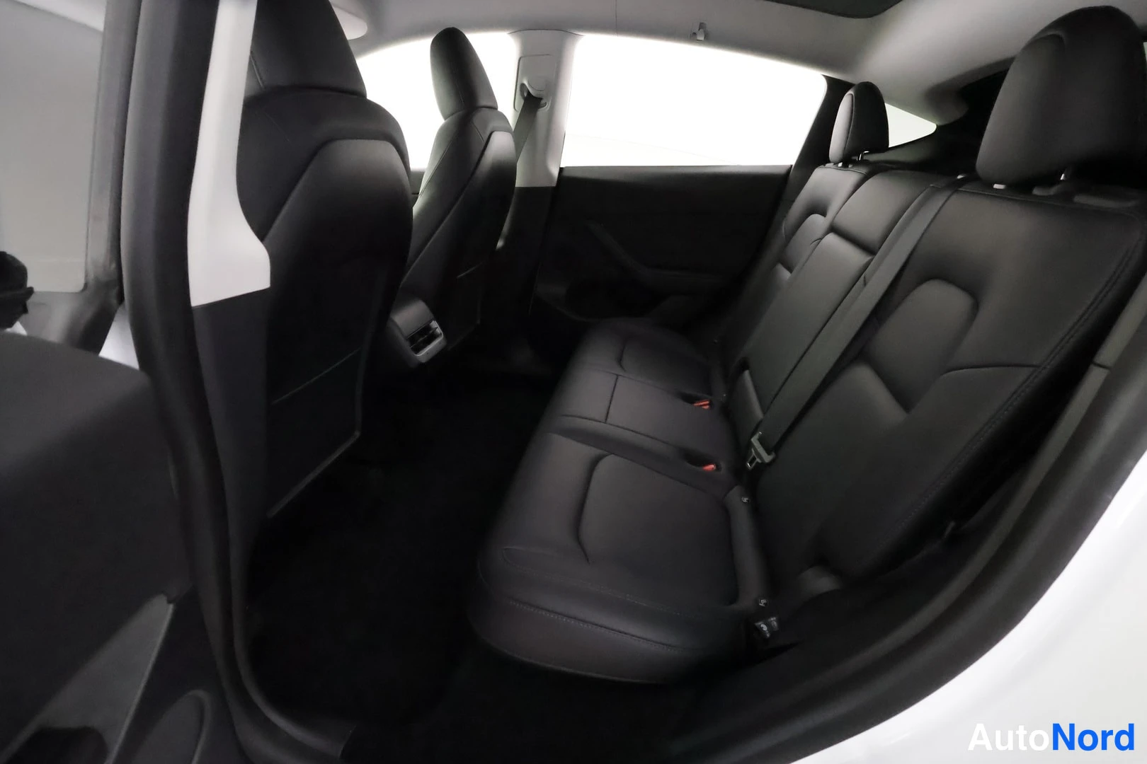 Valkoinen Tesla Model Y 2023, takaistuimet, kuva 19