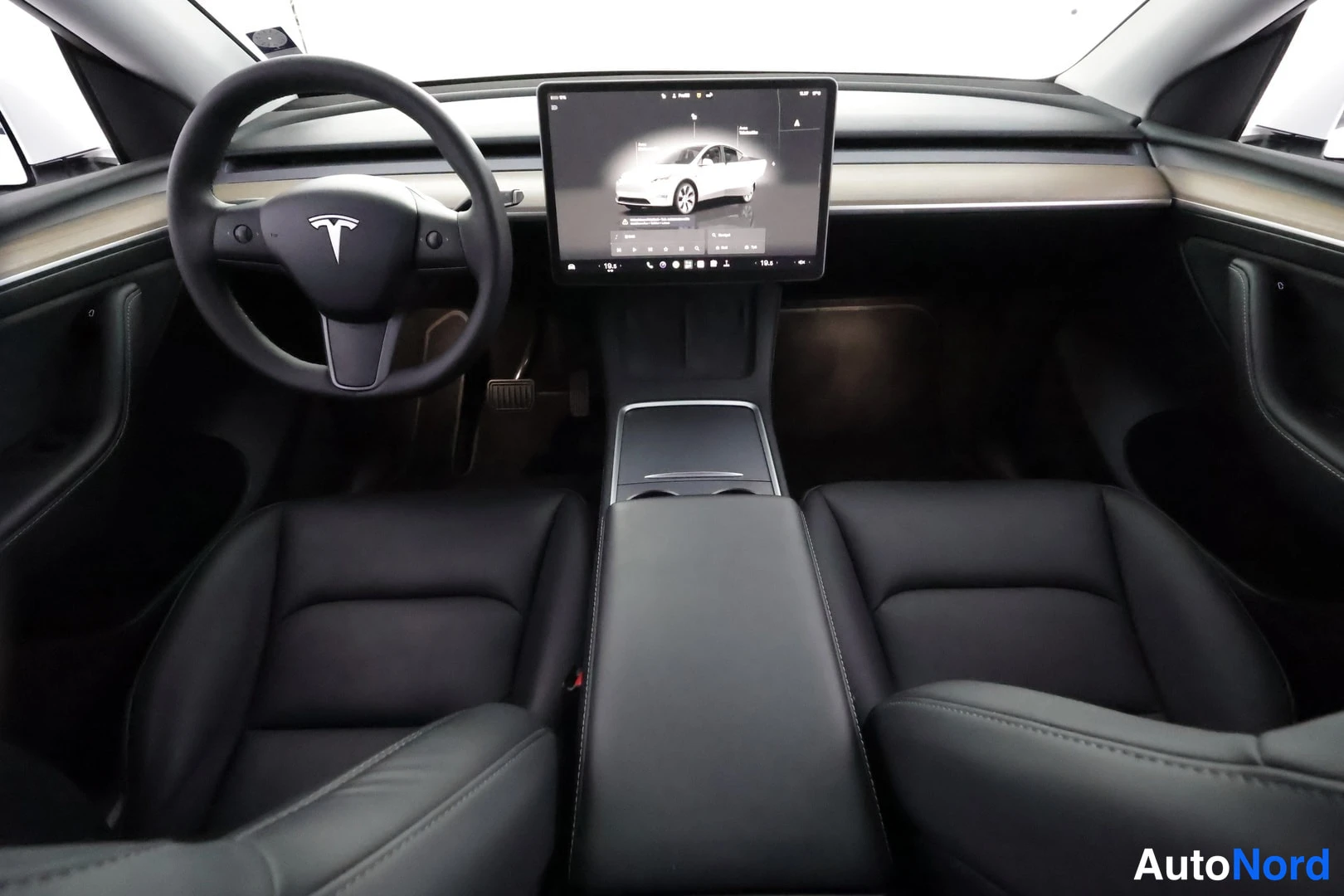 Valkoinen Tesla Model Y 2023, ohjaamo, kuva 12