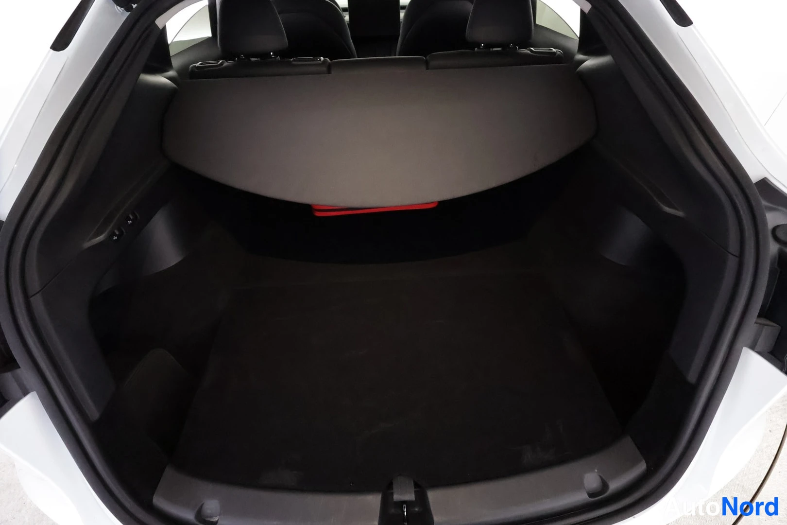 Valkoinen Tesla Model Y 2023, tavaratila, kuva 24