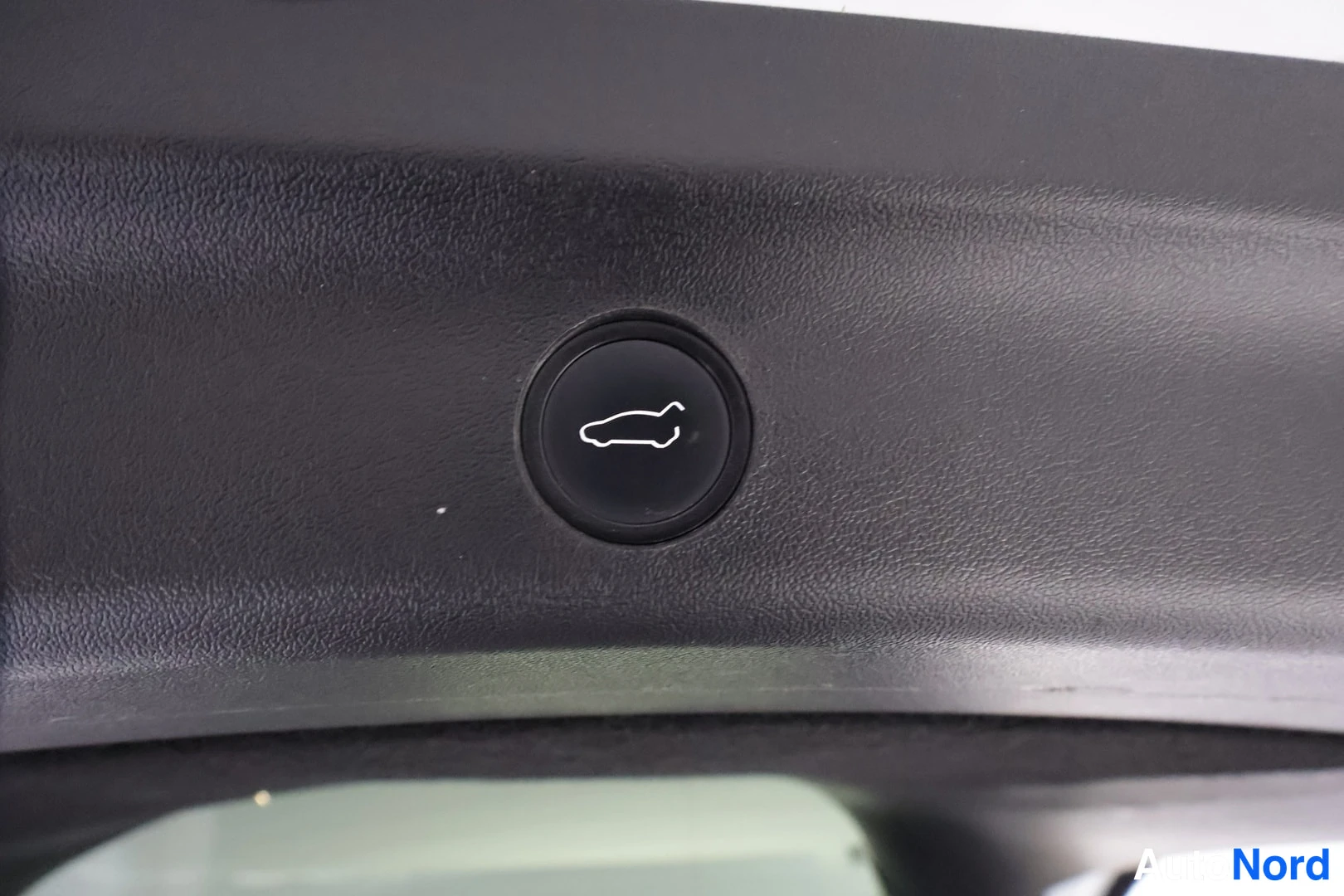 Valkoinen Tesla Model Y 2023, yksityiskohta, kuva 25