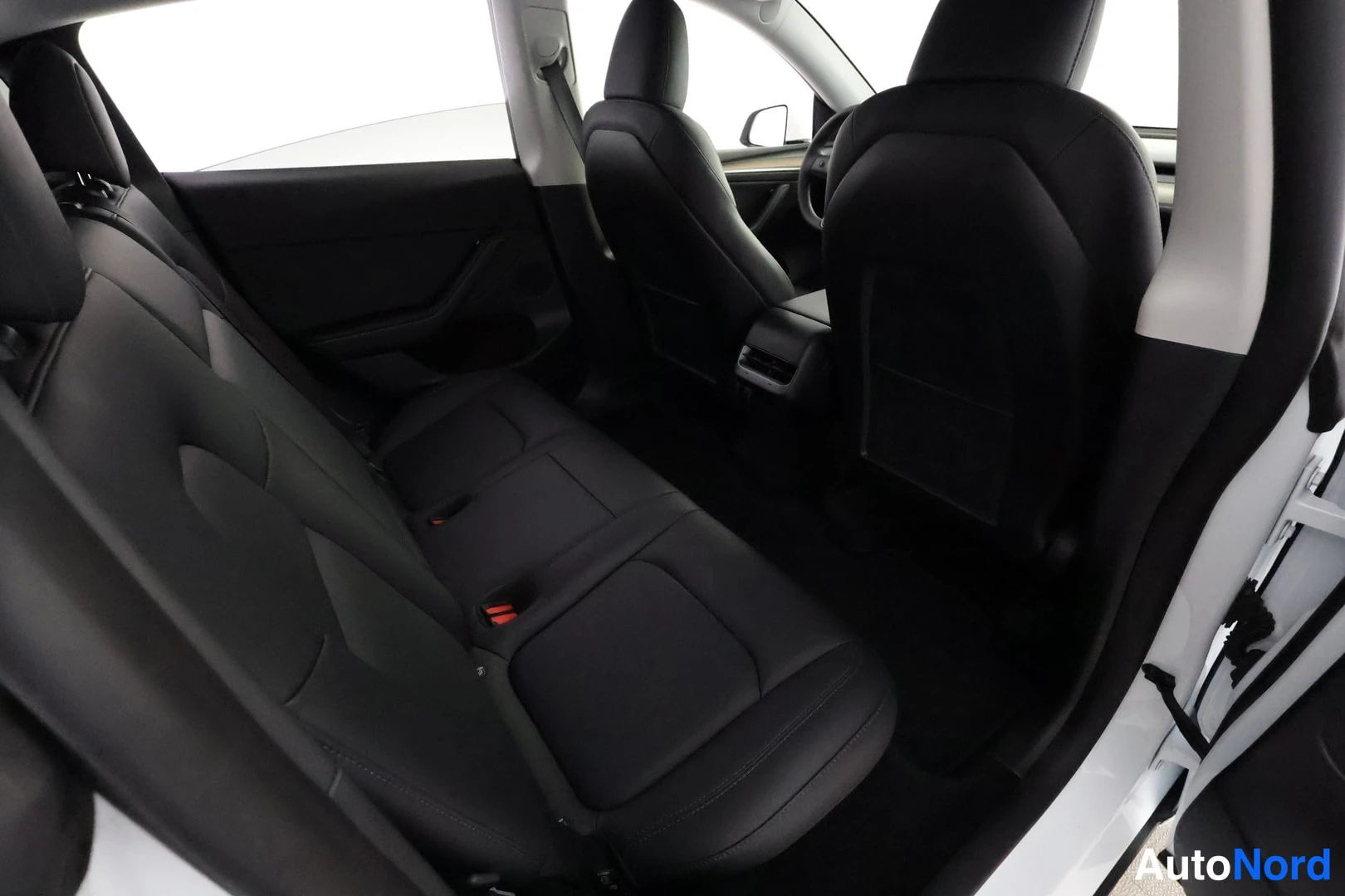 Valkoinen Tesla Model Y 2023, takaistuimet, kuva 21