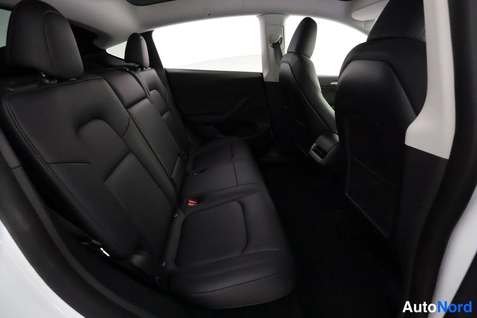 Valkoinen Tesla Model Y 2023, takaistuimet, kuva 22