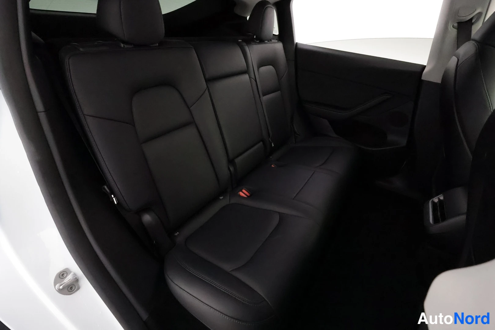 Valkoinen Tesla Model Y 2023, takaistuimet, kuva 23