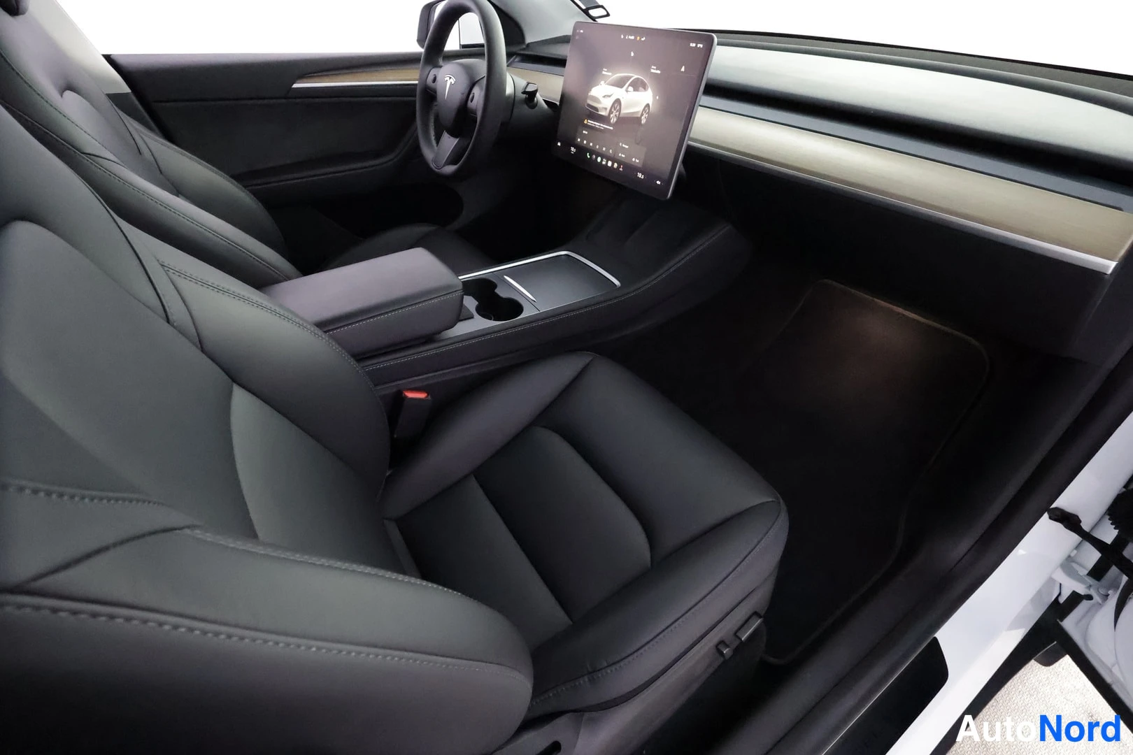 Valkoinen Tesla Model Y 2023, ohjaamo, kuva 13