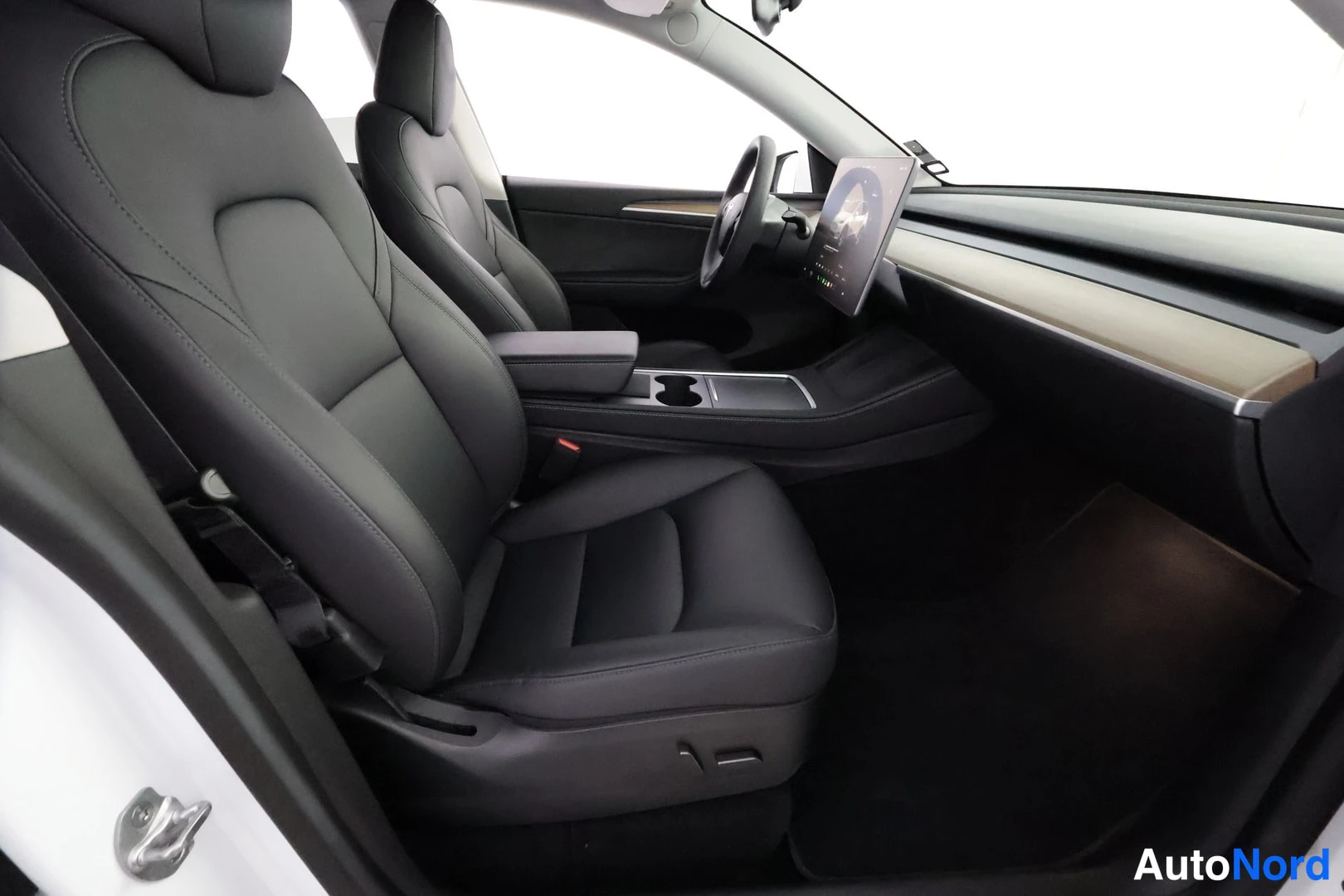 Valkoinen Tesla Model Y 2023, ohjaamo, kuva 14