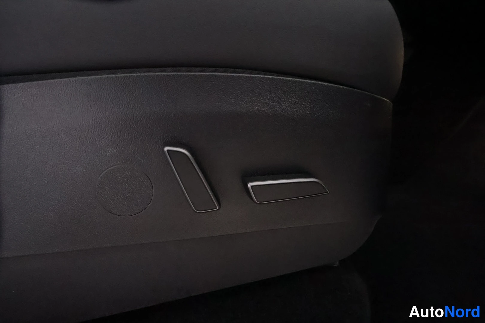 Valkoinen Tesla Model Y 2023, yksityiskohta, kuva 26