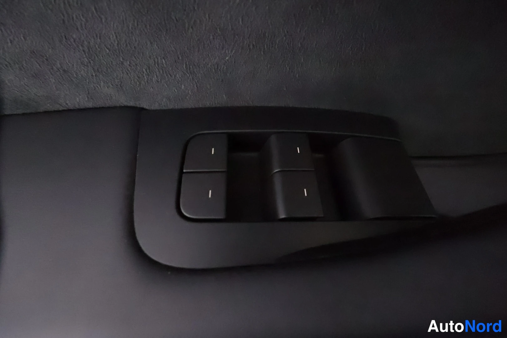Valkoinen Tesla Model Y 2023, yksityiskohta, kuva 27