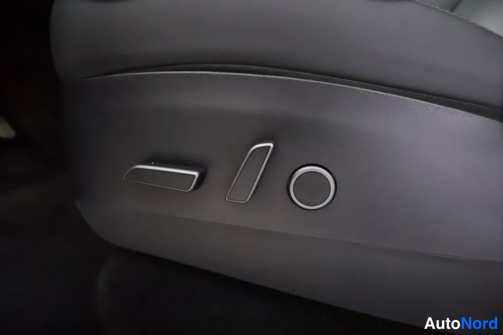 Valkoinen Tesla Model Y 2023, yksityiskohta, kuva 28