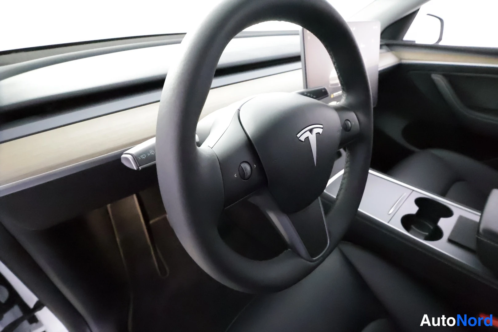 Valkoinen Tesla Model Y 2023, ohjaamo, kuva 16