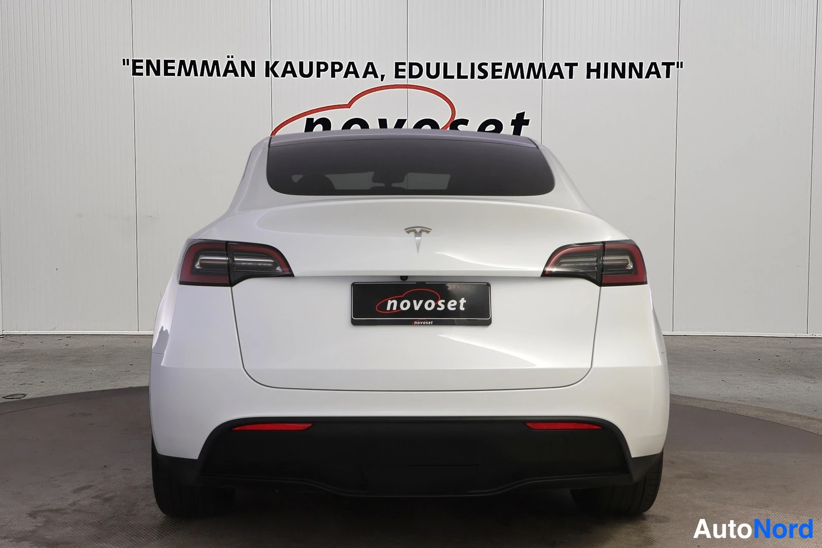 Valkoinen Tesla Model Y 2023, takaa, kuva 6