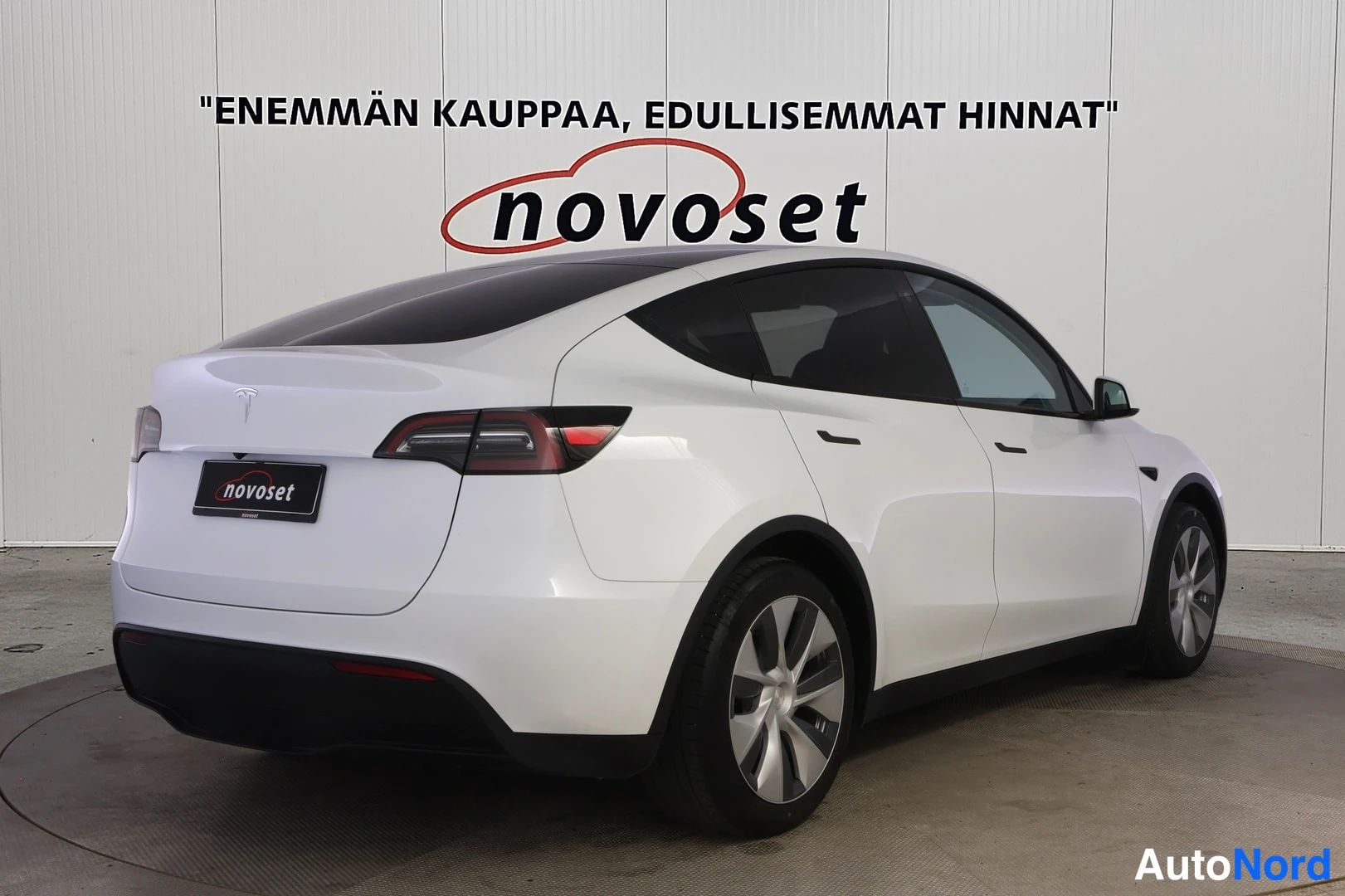 Valkoinen Tesla Model Y 2023, takaviisto, kuva 5