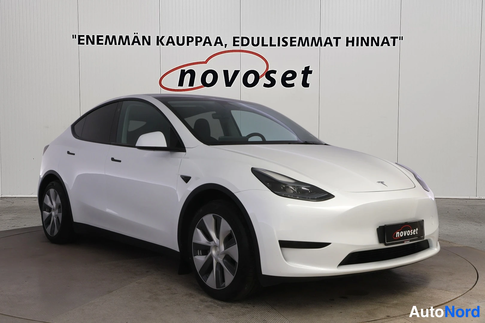 Valkoinen Tesla Model Y 2023, etuviisto, keula oikealle, kuva 2