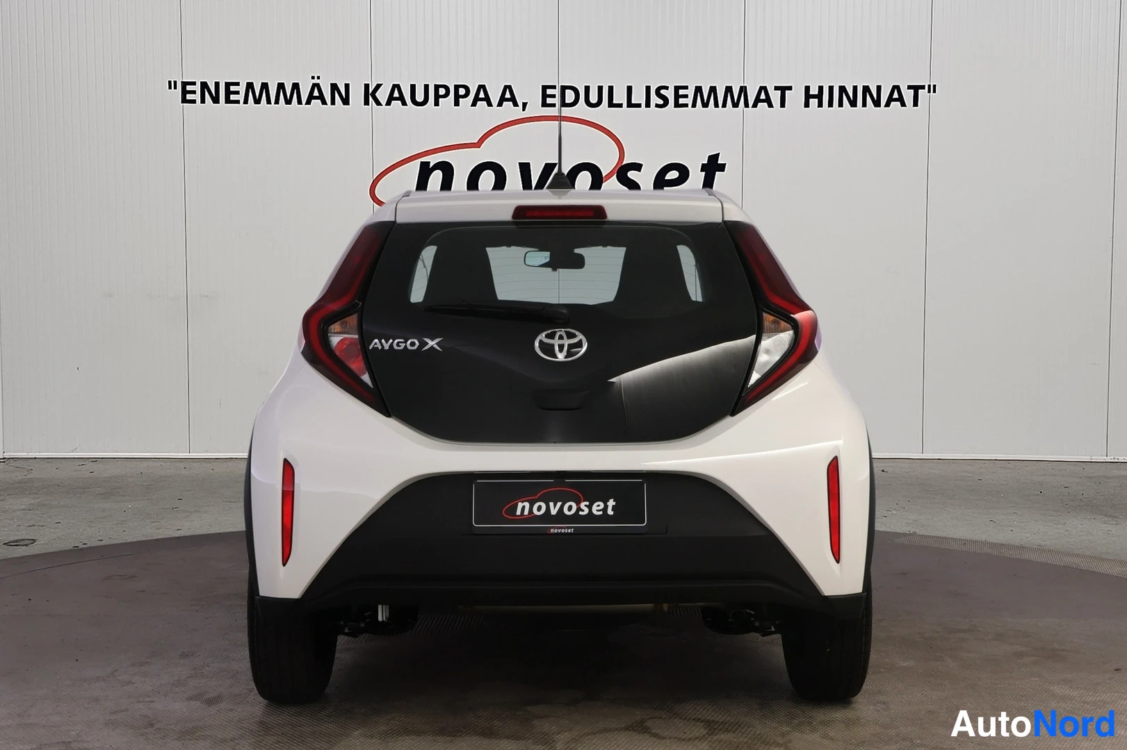 Takaa: Full frontal view of the Toyota Aygo X rear, centered between the tail lights.