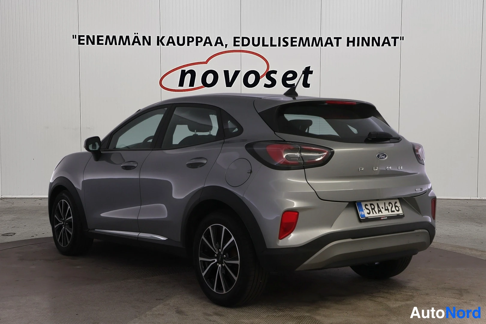 Takaviisto: Ford Puma 1,0 EcoBoost Hybrid Titanium 2020, takaosa ja vasen sivu vasemmalta, harmaa